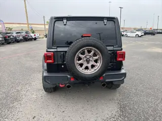 Jeep Wrangler Unlimited 2018 4x4 Sahara 4dr SUV (lanzamiento a mitad de año)