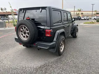 Jeep Wrangler Unlimited 2018 4x4 Sahara 4dr SUV (lanzamiento a mitad de año)