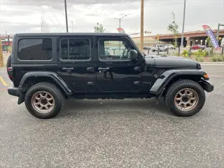 Jeep Wrangler Unlimited 2018 4x4 Sahara 4dr SUV (lanzamiento a mitad de año)