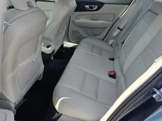 Sedán Volvo S60 2020 T5 Momentum 4dr