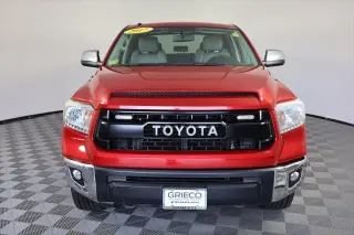 Toyota Tundra 2017 4x4 Limited 4dr CrewMax Cab Pickup SB (5.7L V8)