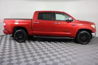 Toyota Tundra 2017 4x4 Limited 4dr CrewMax Cab Pickup SB (5.7L V8)