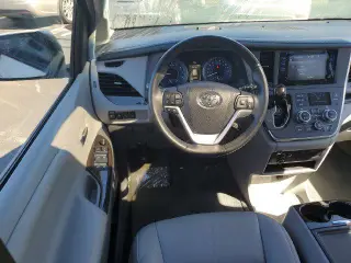 Toyota Sienna 2015 XLE 7-Pasajero Asiento de Acceso Automático 4p Mini-Van