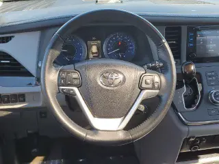 Toyota Sienna 2015 XLE 7-Pasajero Asiento de Acceso Automático 4p Mini-Van