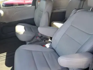 Toyota Sienna 2015 XLE 7-Pasajero Asiento de Acceso Automático 4p Mini-Van