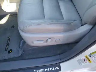 Toyota Sienna 2015 XLE 7-Pasajero Asiento de Acceso Automático 4p Mini-Van