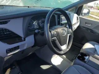 Toyota Sienna 2015 XLE 7-Pasajero Asiento de Acceso Automático 4p Mini-Van