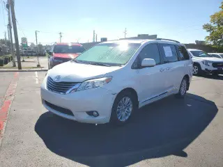 Toyota Sienna 2015 XLE 7-Pasajero Asiento de Acceso Automático 4p Mini-Van