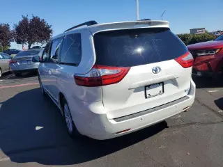 Toyota Sienna 2015 XLE 7-Pasajero Asiento de Acceso Automático 4p Mini-Van