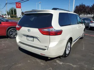 Toyota Sienna 2015 XLE 7-Pasajero Asiento de Acceso Automático 4p Mini-Van