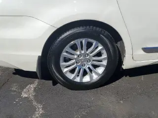 Toyota Sienna 2015 XLE 7-Pasajero Asiento de Acceso Automático 4p Mini-Van