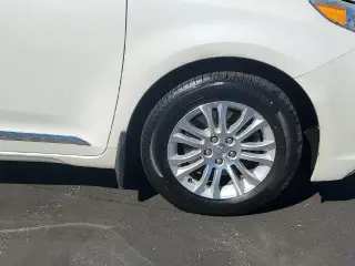 Toyota Sienna 2015 XLE 7-Pasajero Asiento de Acceso Automático 4p Mini-Van