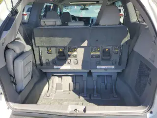 Toyota Sienna 2015 XLE 7-Pasajero Asiento de Acceso Automático 4p Mini-Van