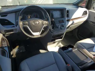 Toyota Sienna 2015 XLE 7-Pasajero Asiento de Acceso Automático 4p Mini-Van