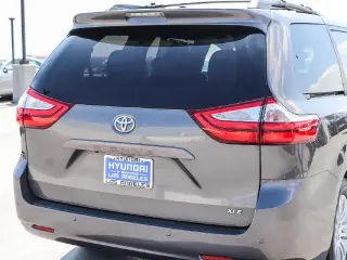 Toyota Sienna 2017 XLE 7-Pasajeros Asiento de Acceso Automático 4p Mini-Van