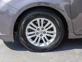 Toyota Sienna 2017 XLE 7-Pasajeros Asiento de Acceso Automático 4p Mini-Van
