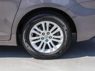 Toyota Sienna 2017 XLE 7-Pasajeros Asiento de Acceso Automático 4p Mini-Van