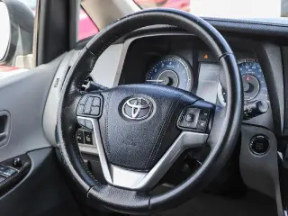 Toyota Sienna 2017 XLE 7-Pasajeros Asiento de Acceso Automático 4p Mini-Van