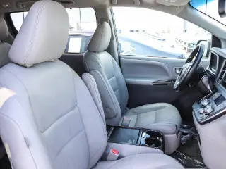 Toyota Sienna 2017 XLE 7-Pasajeros Asiento de Acceso Automático 4p Mini-Van