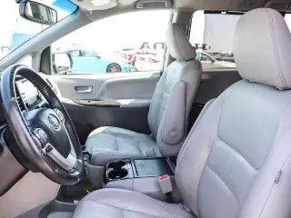 Toyota Sienna 2017 XLE 7-Pasajeros Asiento de Acceso Automático 4p Mini-Van