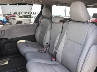 Toyota Sienna 2017 XLE 7-Pasajeros Asiento de Acceso Automático 4p Mini-Van