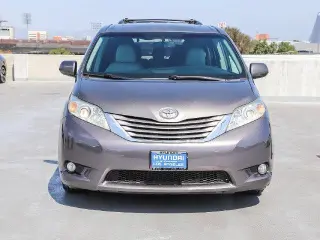 Toyota Sienna 2017 XLE 7-Pasajeros Asiento de Acceso Automático 4p Mini-Van