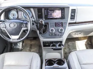 Toyota Sienna 2017 XLE 7-Pasajeros Asiento de Acceso Automático 4p Mini-Van