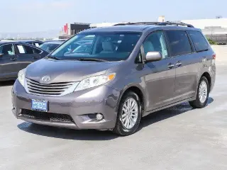 Toyota Sienna 2017 XLE 7-Pasajeros Asiento de Acceso Automático 4p Mini-Van