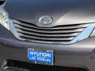 Toyota Sienna 2017 XLE 7-Pasajeros Asiento de Acceso Automático 4p Mini-Van