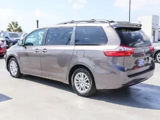 Toyota Sienna 2017 XLE 7-Pasajeros Asiento de Acceso Automático 4p Mini-Van