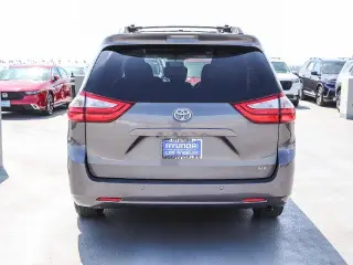 Toyota Sienna 2017 XLE 7-Pasajeros Asiento de Acceso Automático 4p Mini-Van