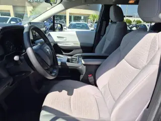 Toyota Sienna 2025 LE 8-Pasajeros 4p Mini-Van