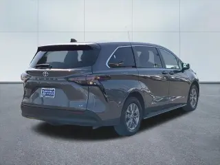 Toyota Sienna 2025 LE 8-Pasajeros 4p Mini-Van