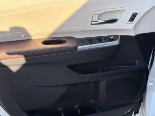Toyota Sienna 2021 AWD Platino 7-Pasajeros 4p Mini-Furgoneta