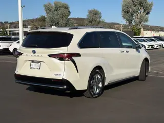 Toyota Sienna 2021 AWD Platino 7-Pasajeros 4p Mini-Furgoneta