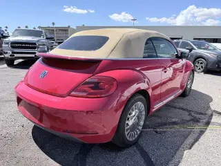 Volkswagen Beetle Cabrio 2013 2.5L PZEV Cabrio de 2 puertas 6A