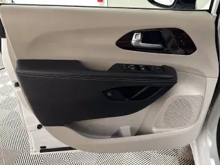 Chrysler Pacifica Plug-In Hybrid 2023 Limited 4dr Mini-Van