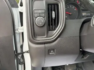 Chevrolet Silverado 1500 2025 4x2 Camioneta de trabajo Cabina regular 2 puertas Descarga larga 8 pi