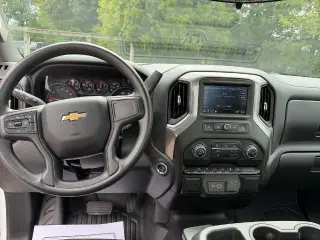 Chevrolet Silverado 1500 2025 4x2 Camioneta de trabajo Cabina regular 2 puertas Descarga larga 8 pi