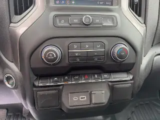Chevrolet Silverado 1500 2025 4x2 Camioneta de trabajo Cabina regular 2 puertas Descarga larga 8 pi