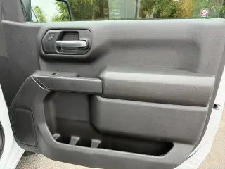 Chevrolet Silverado 1500 2025 4x2 Camioneta de trabajo Cabina regular 2 puertas Descarga larga 8 pi