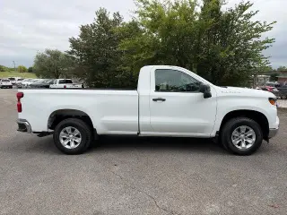 Chevrolet Silverado 1500 2025 4x2 Camioneta de trabajo Cabina regular 2 puertas Descarga larga 8 pi