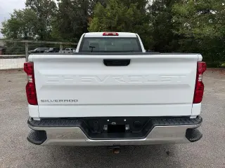 Chevrolet Silverado 1500 2025 4x2 Camioneta de trabajo Cabina regular 2 puertas Descarga larga 8 pi