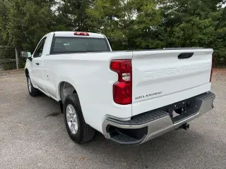 Chevrolet Silverado 1500 2025 4x2 Camioneta de trabajo Cabina regular 2 puertas Descarga larga 8 pi