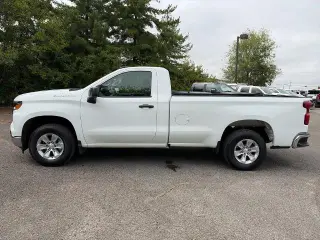 Chevrolet Silverado 1500 2025 4x2 Camioneta de trabajo Cabina regular 2 puertas Descarga larga 8 pi