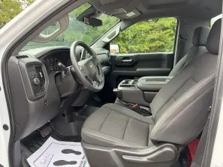 Chevrolet Silverado 1500 2025 4x2 Camioneta de trabajo Cabina regular 2 puertas Descarga larga 8 pi