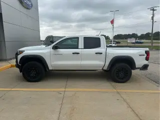 Chevrolet Colorado 2024 4x4 Trail Boss cabina de tripulación 4 puertas con caja de 5 pies