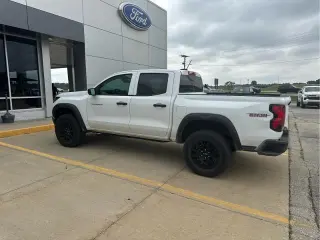 Chevrolet Colorado 2024 4x4 Trail Boss cabina de tripulación 4 puertas con caja de 5 pies