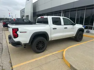 Chevrolet Colorado 2024 4x4 Trail Boss cabina de tripulación 4 puertas con caja de 5 pies