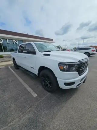 Ram 1500 2021 4x4 Big Horn 4dr Cabina de Tripulación 5.6 ft. SB Camioneta